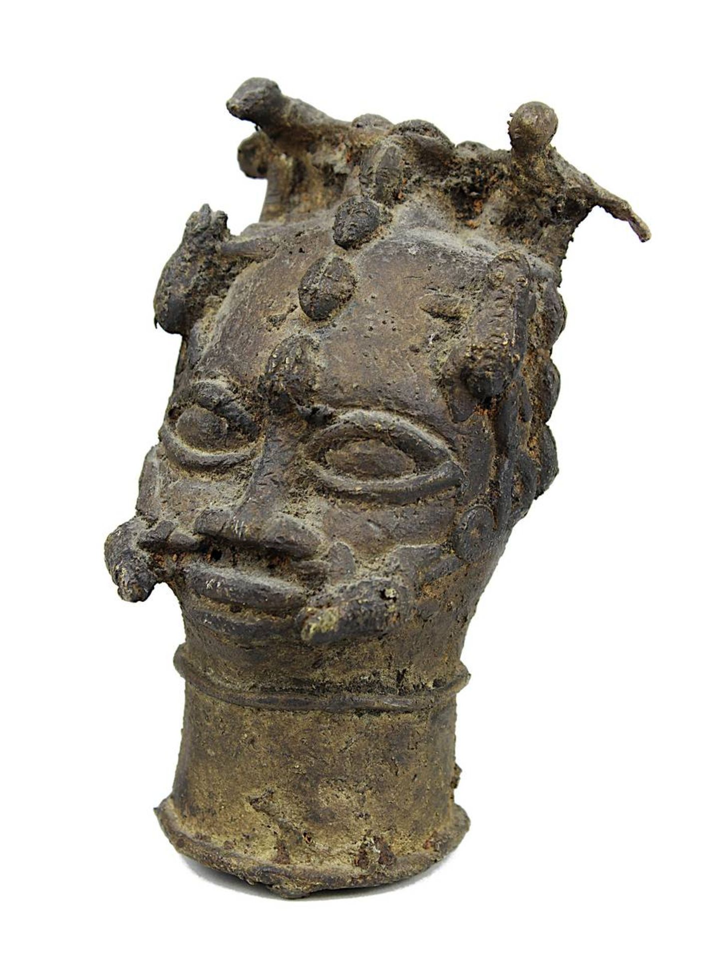 Kleiner Ritualkopf aus Bronze, Benin, Nigeria, mit 2 Vögeln über der Stirn, Kröten an den Schläfen u