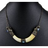 Collier mit silbernen Drachenköpfen und Keilerhauer, Bali, silbernes Collier am Verschluss gepunzt