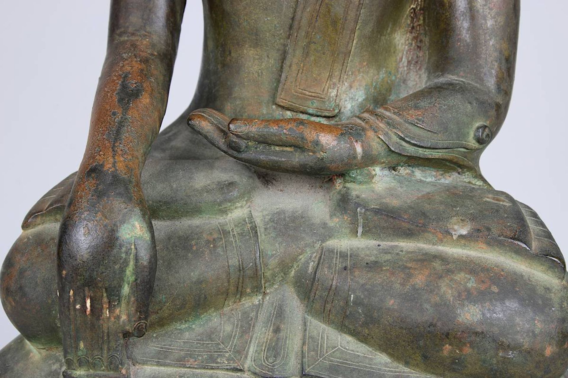 Große Figur des sitzenden Buddha, Thailand, Ayutthaya, 17. Jh., Bronze mit sehr schöner Alterspatina - Bild 7 aus 8