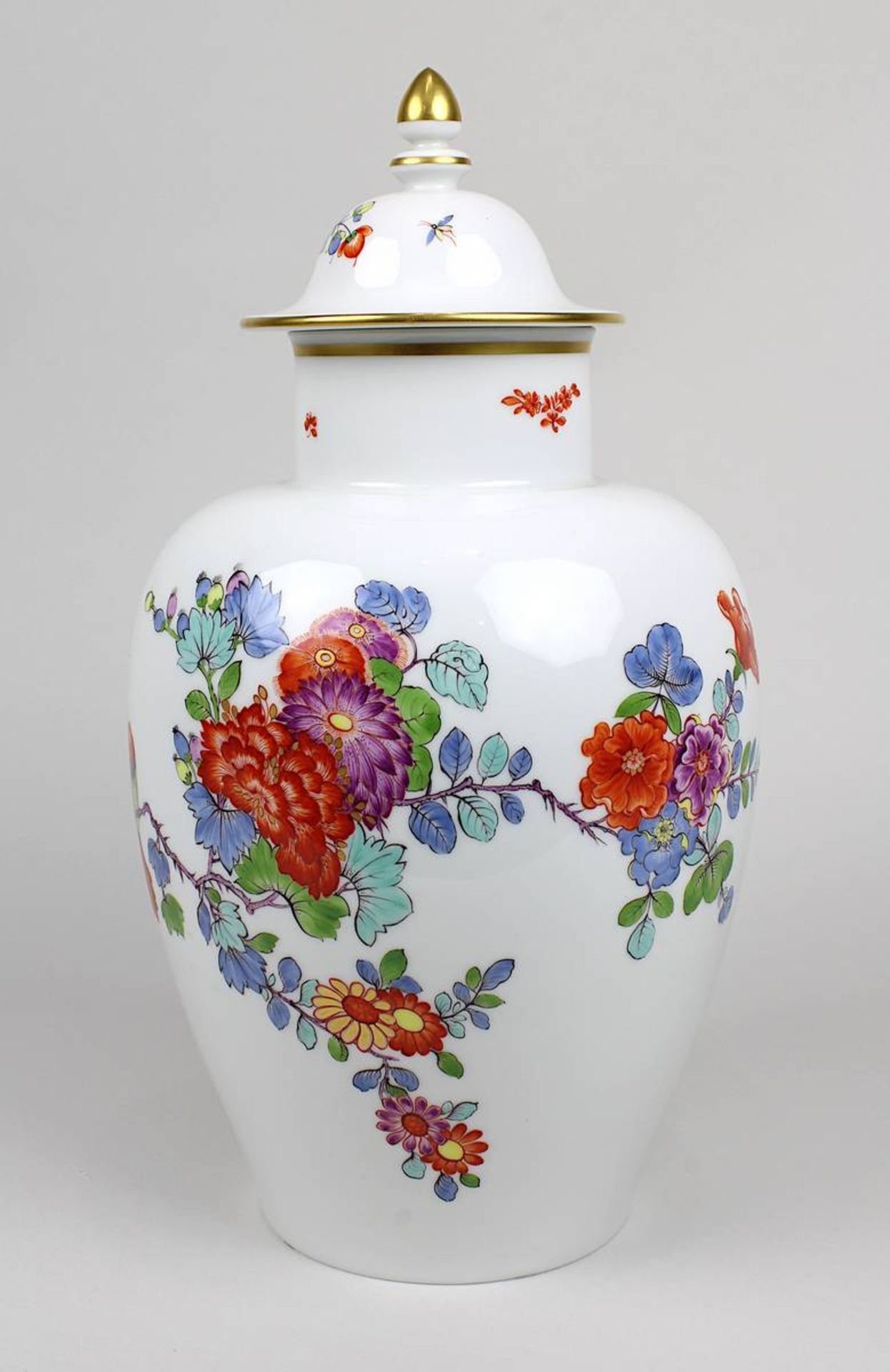 Meissen Deckelvase mit orientalischem Dekor von Blumen und einem Vogel, 1. Wahl, Porzellan weißer Sc - Bild 3 aus 6