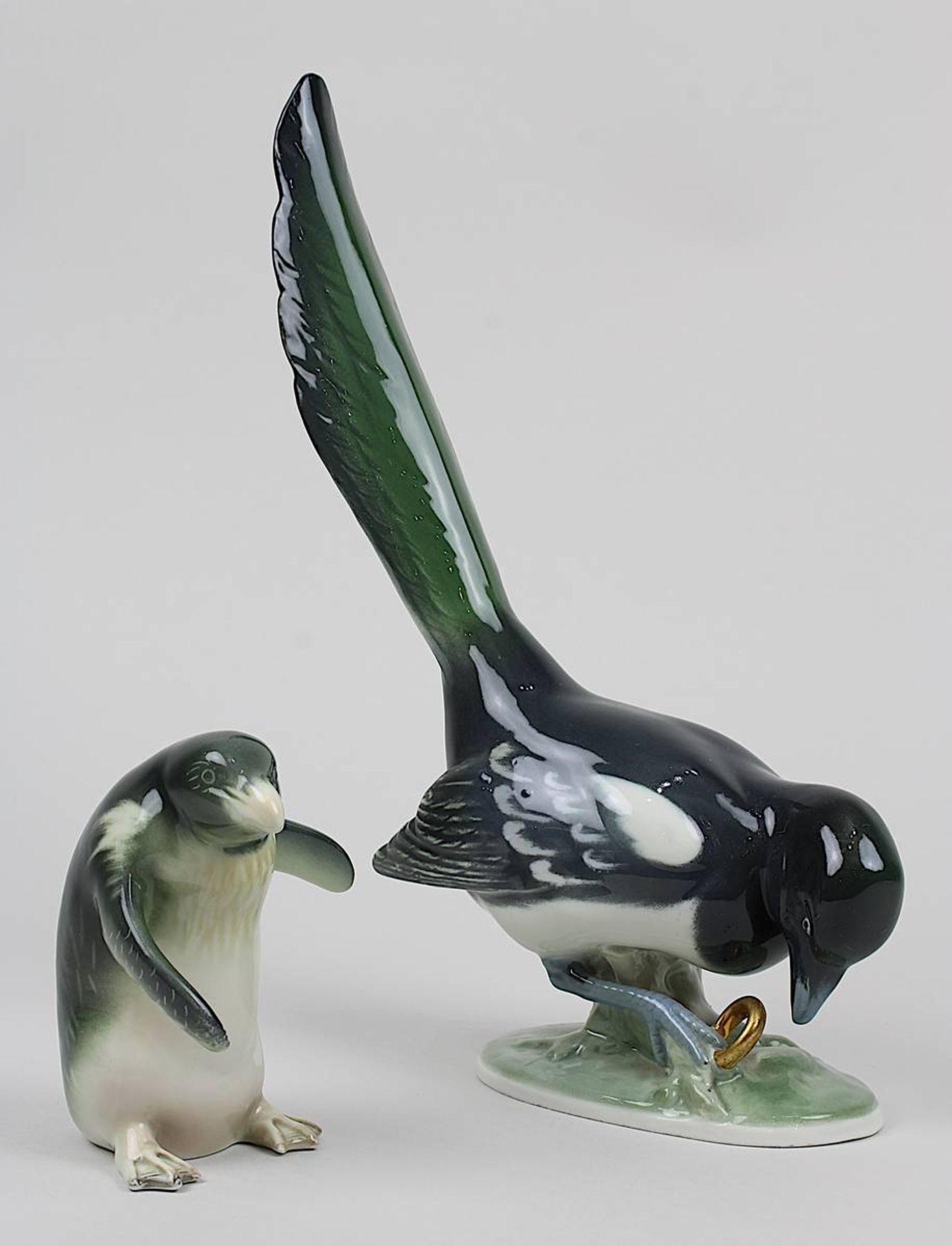 Diebische Elster und Pinguin, Metzler & Ortloff, Ilmenau 1910-1935, Porzellan farbig bemalt, eine