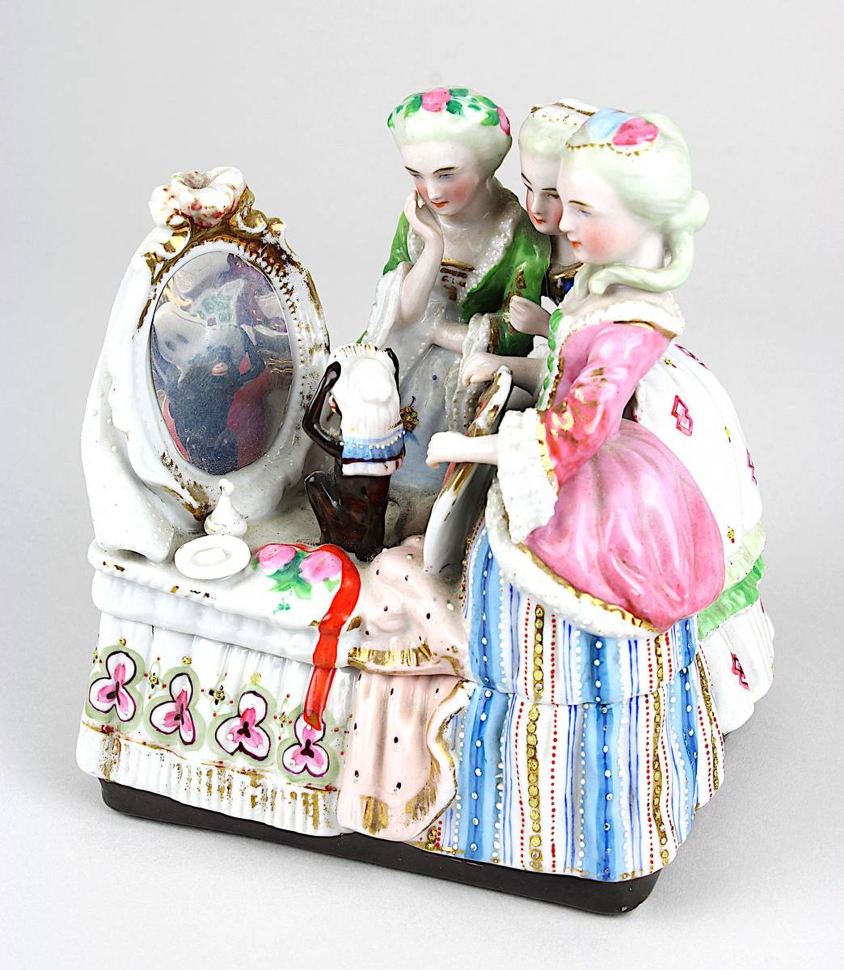 Figurendose Drei Rokokodamen mit Äffchen vor einem Spiegel, Frankreich 1. H. 19. Jh., Porzellan weiß