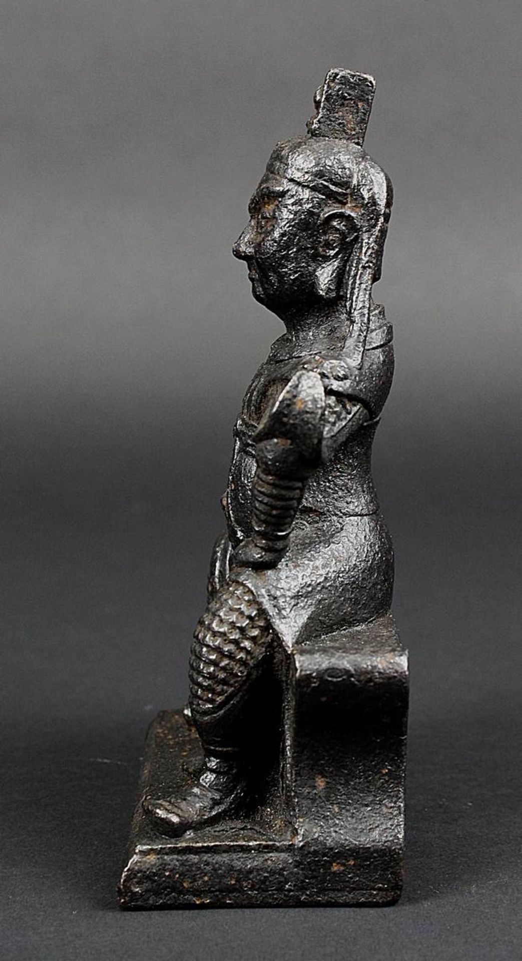 Kriegerfigur aus Eisen, China 18. Jh., vollplastische Figur eines auf einem Hocker sitzenden Krieger - Bild 2 aus 5