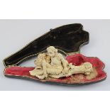 Meerschaum-Pfeife, im originalen Etui, deutsch um 1880, fein geschnitzt als vollplastische Figur