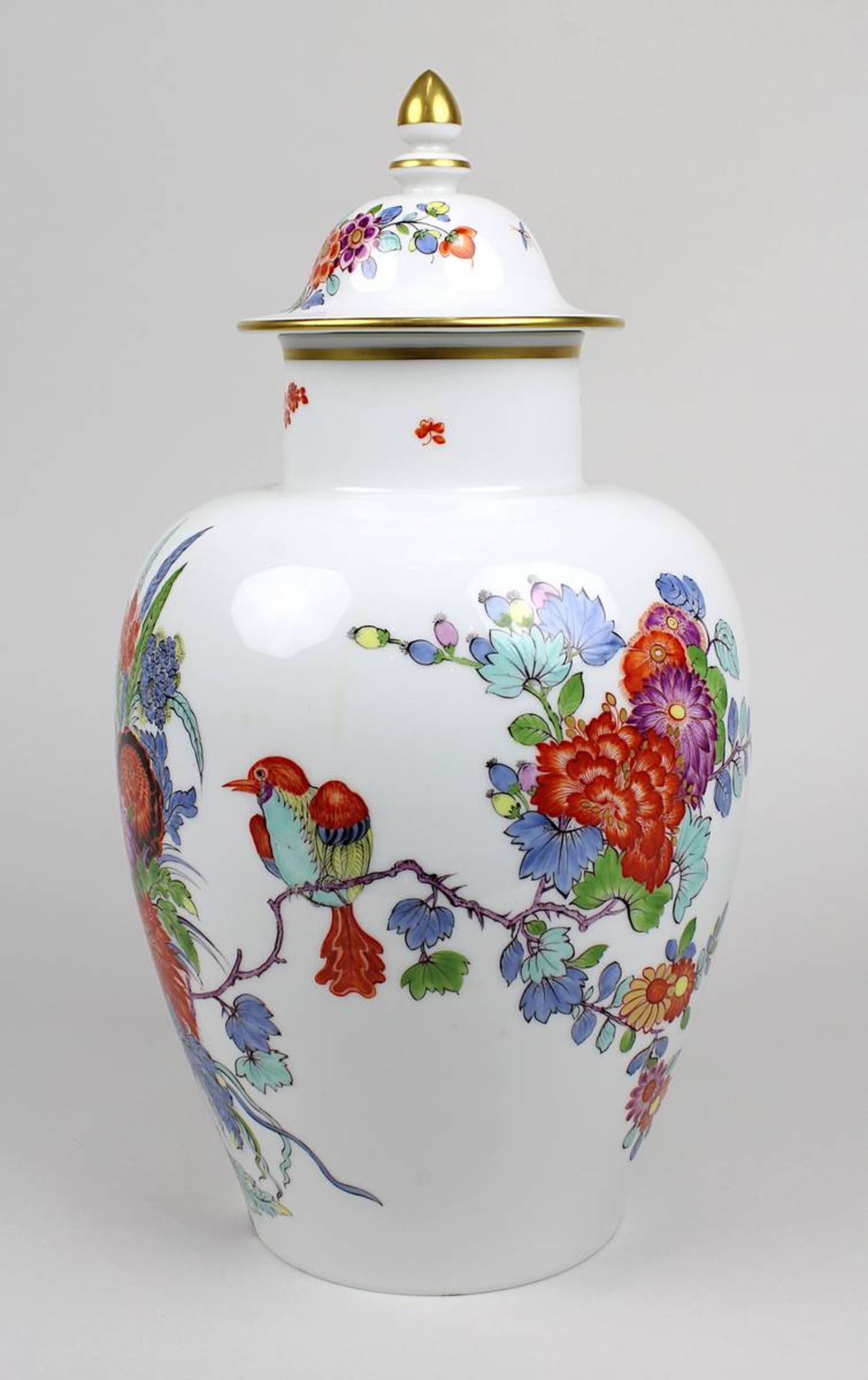 Meissen Deckelvase mit orientalischem Dekor von Blumen und einem Vogel, 1. Wahl, Porzellan weißer Sc - Bild 2 aus 6