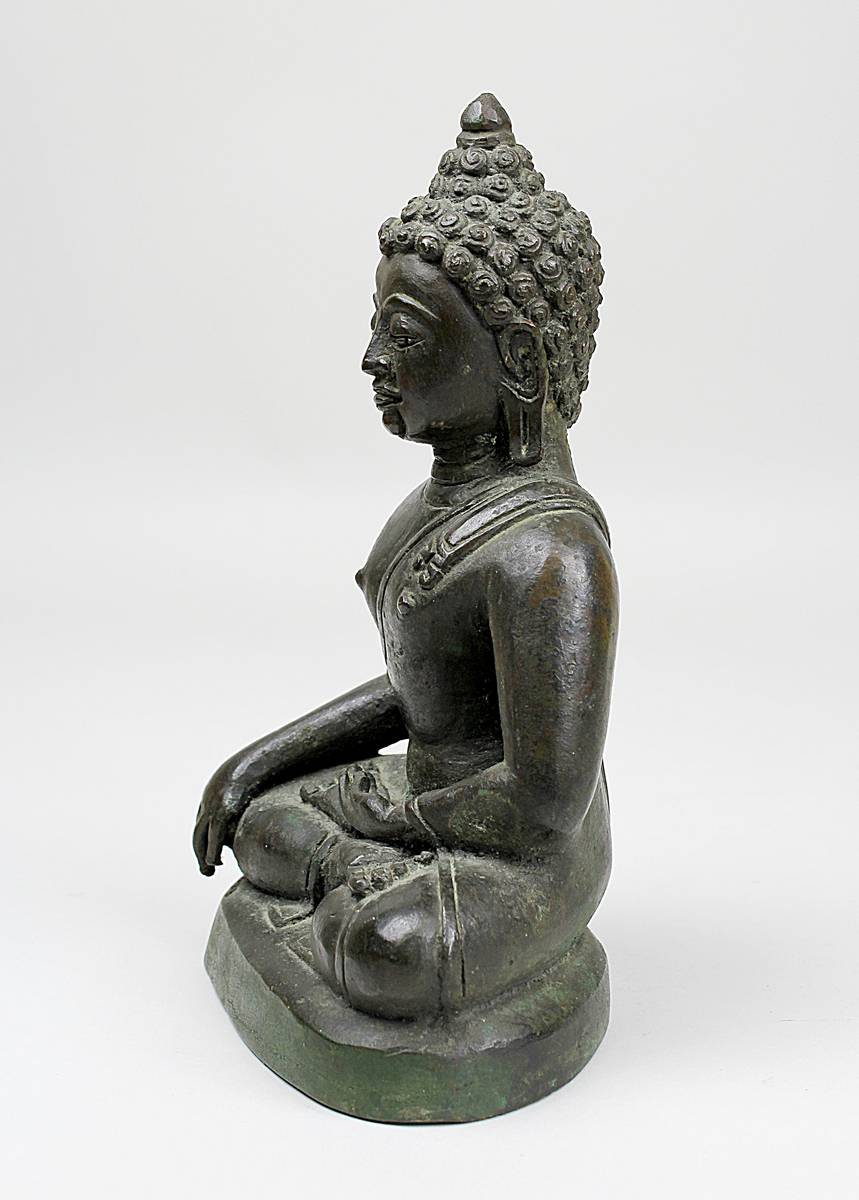 Buddha, Indien, 17./18. Jh., Bronzeguss, Darstellung in der Geste der Erdberührung im Lotussitz, mit - Image 3 of 5