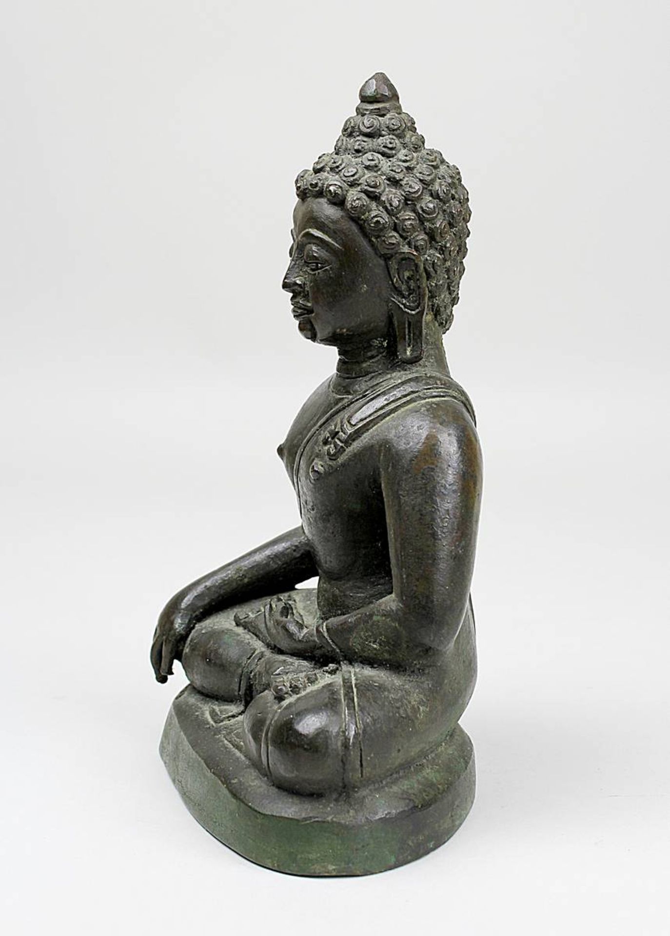 Buddha, Indien, 17./18. Jh., Bronzeguss, Darstellung in der Geste der Erdberührung im Lotussitz, mit - Bild 3 aus 5