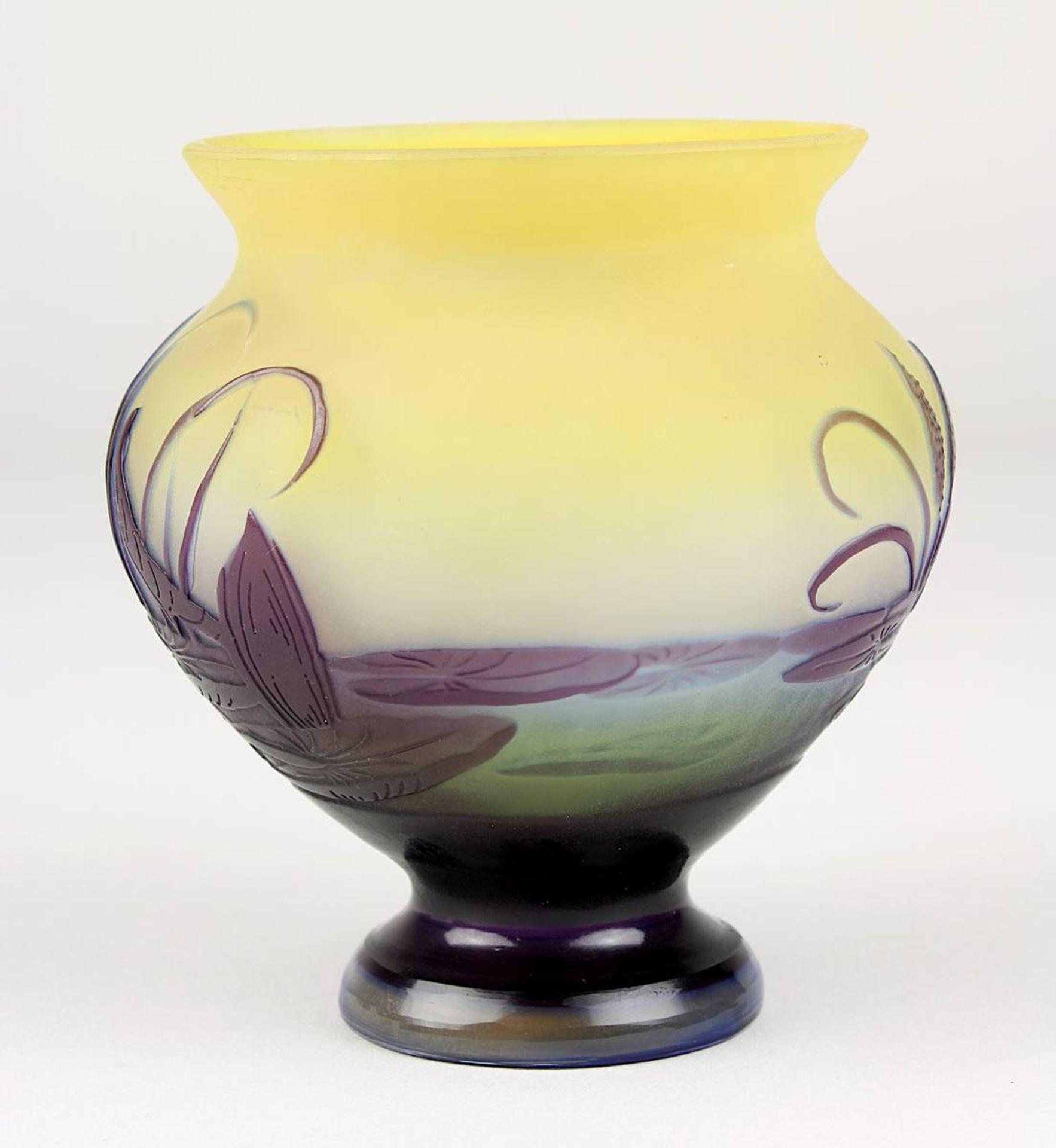 Kleine Gallé Jugendstil-Vase mit Seerosendekor, Nancy 1906-14, runder Klarglaskorpus, innen mit - Image 2 of 4