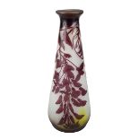 Gallé Jugendstil-Vase mit Glyciniendekor, Nancy 1906-14, keulenförmiger Klarglaskorpus innen mit