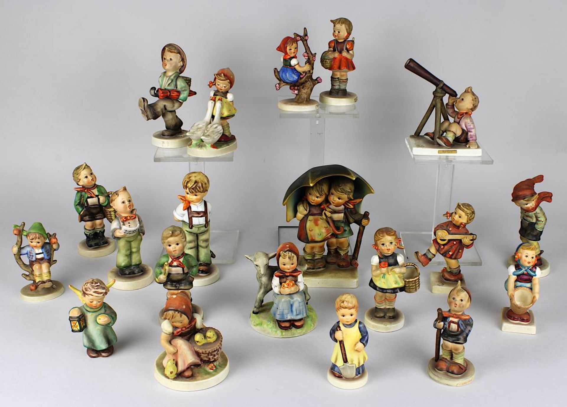 20 Hummel-Figuren, Hummel u. Goebel, 1950 bis 2000, Keramikfiguren, farbig staffiert, u.a. "