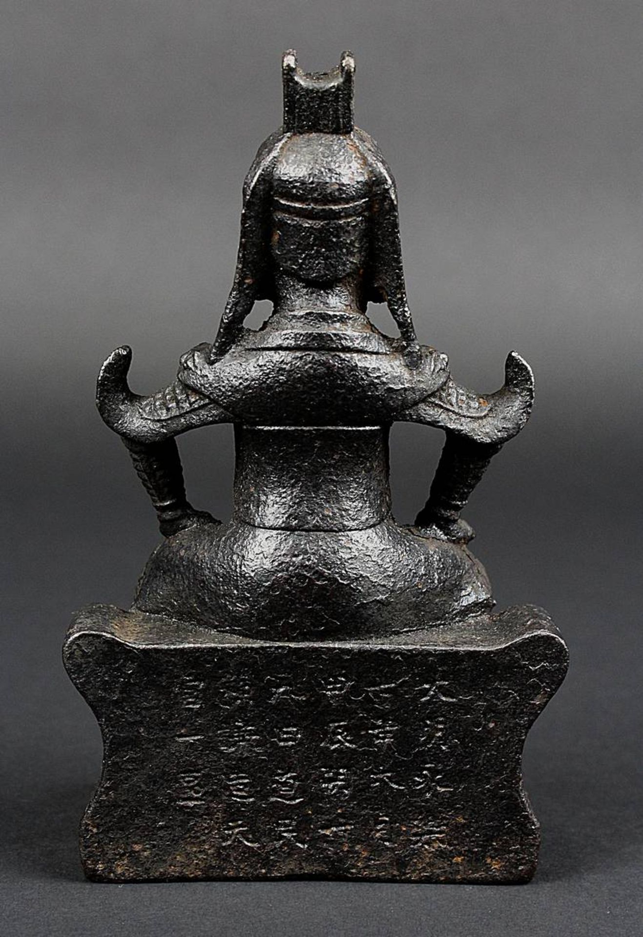 Kriegerfigur aus Eisen, China 18. Jh., vollplastische Figur eines auf einem Hocker sitzenden Krieger - Bild 3 aus 5