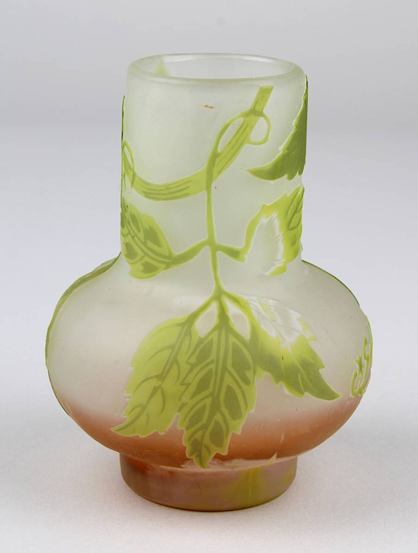 Gallé Miniatur-Jugendstil-Vase mit Ahornmotiv, Nancy 1904-06, matt geätzter Klarglaskorpus innen mit - Image 3 of 4