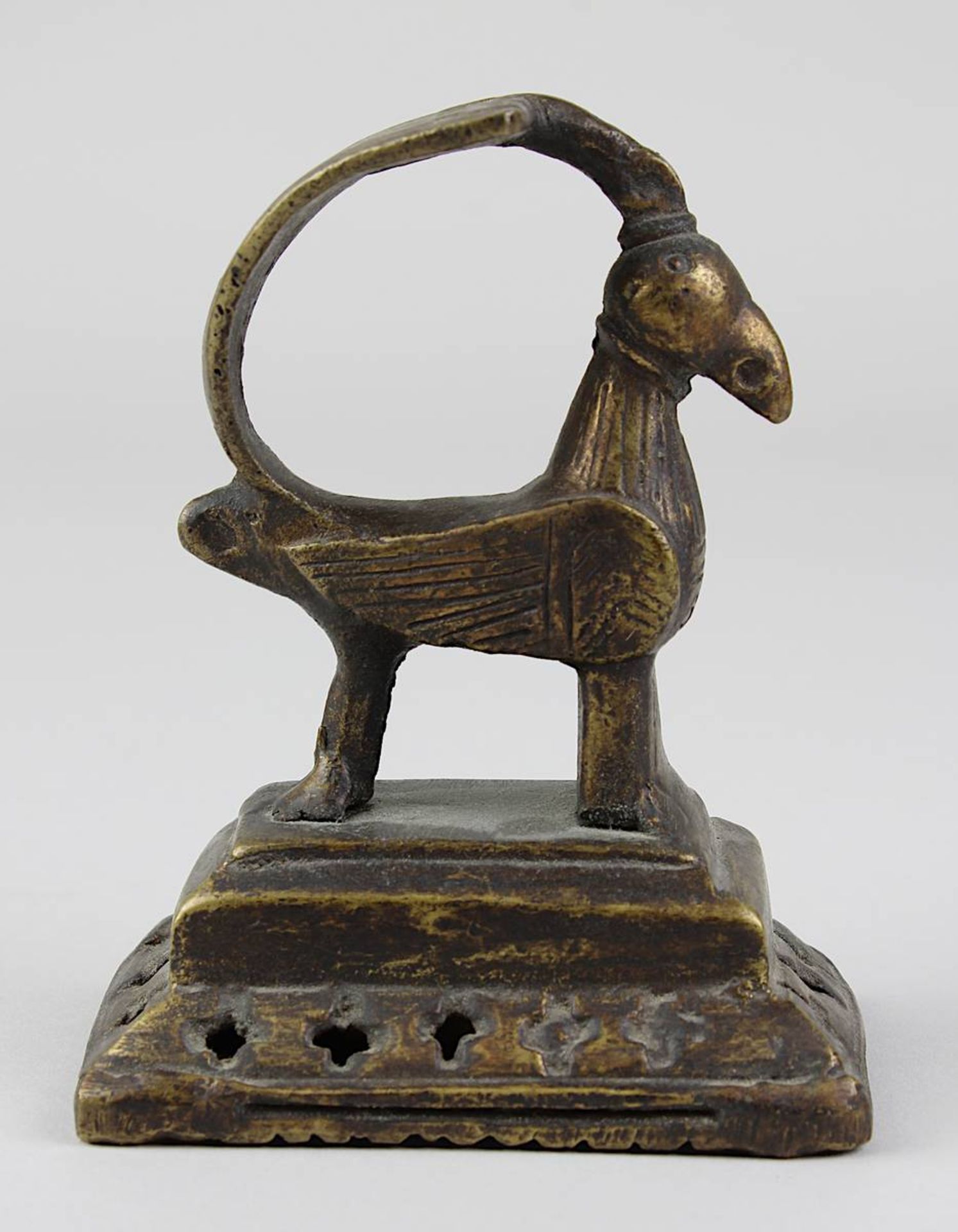 Rassel in Form eines stilisierten Vogels, Bronzeguss, Indien, H 9 cm, B 5 cm. 2756-025 - Image 2 of 3