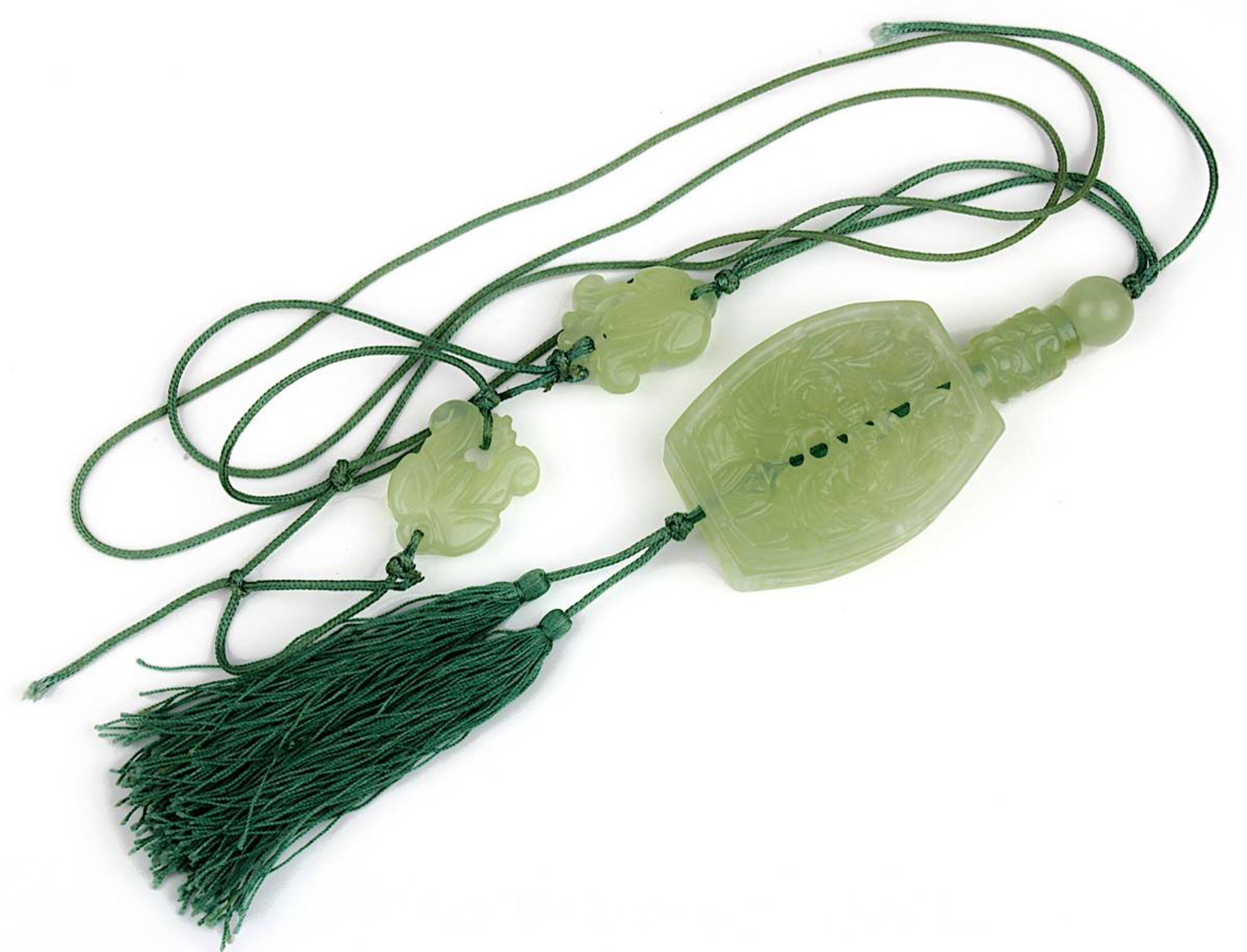 Jade-Anhänger in Form einer Snuffbottle, China Mitte 20. Jh., durchbrochen gearbeitete Platte aus he