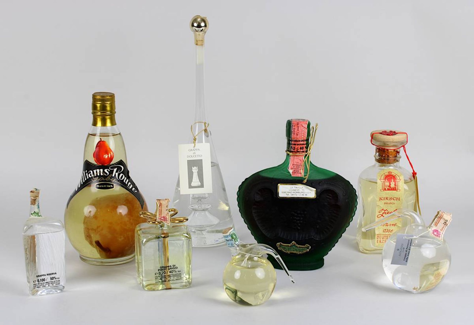 Acht Flaschen bzw. Fläschchen mit Spirituosen 2. H. 20. Jh.: eine Flasche Wiliams Rouge Gaby, Eau-De
