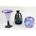2 Vasen Eisch, Frauenau, und 1 Vase Glashaus, um 1980: 1 kelchförmige Vase in zartem Violett und