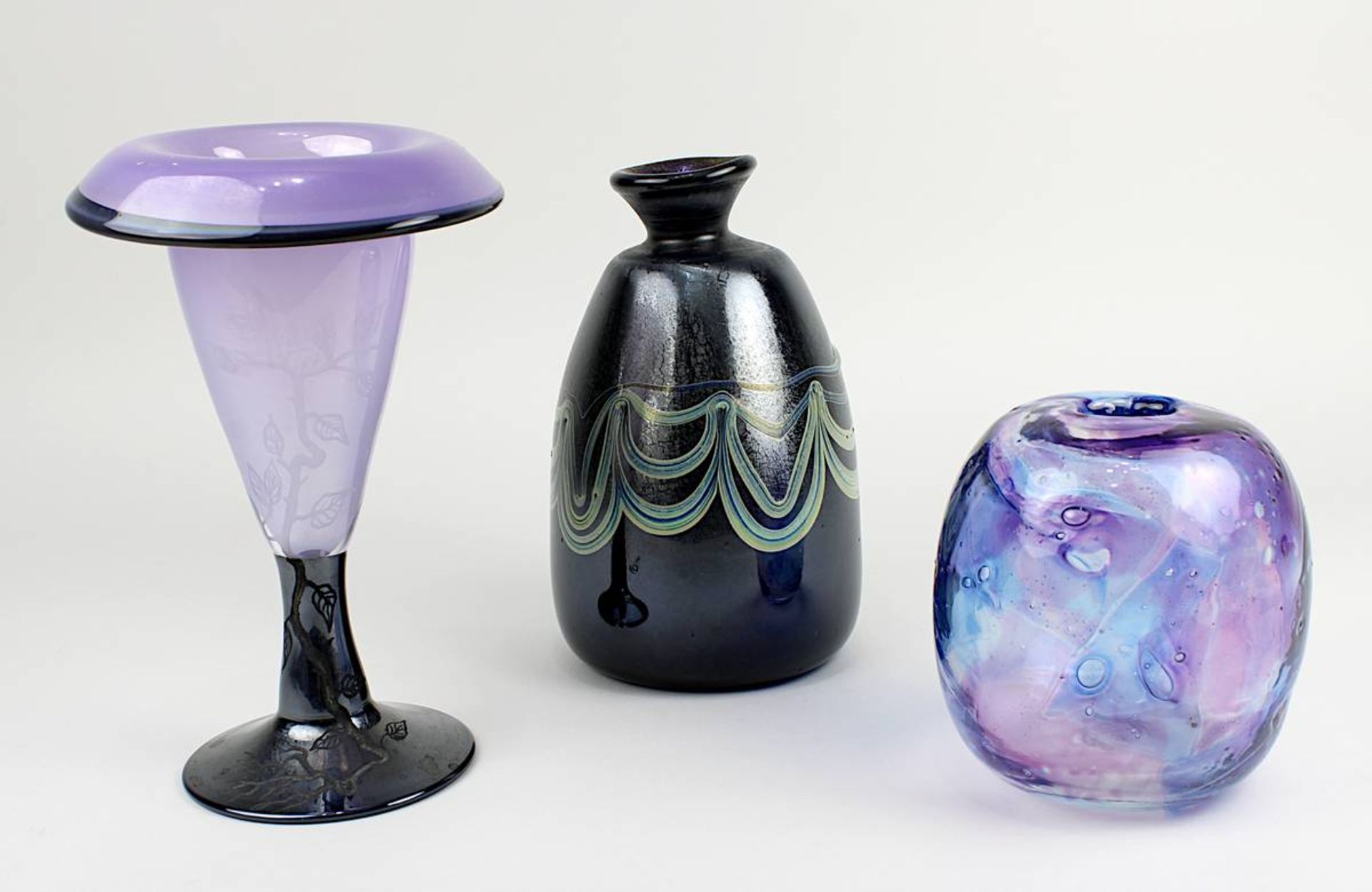 2 Vasen Eisch, Frauenau, und 1 Vase Glashaus, um 1980: 1 kelchförmige Vase in zartem Violett und