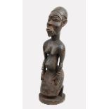 Kniende weibliche Figur wohl der Suku, D. R. Kongo, Holz geschnitzt und dunkel gefärbt, auf