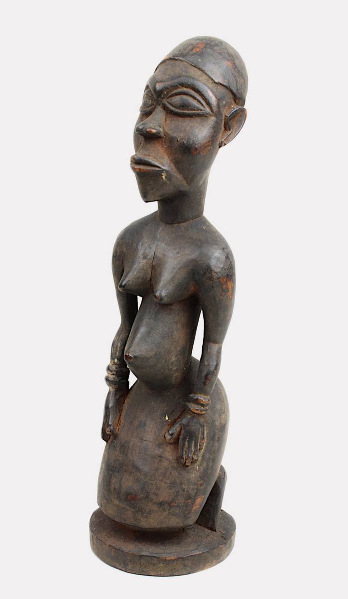 Kniende weibliche Figur wohl der Suku, D. R. Kongo, Holz geschnitzt und dunkel gefärbt, auf flachem 