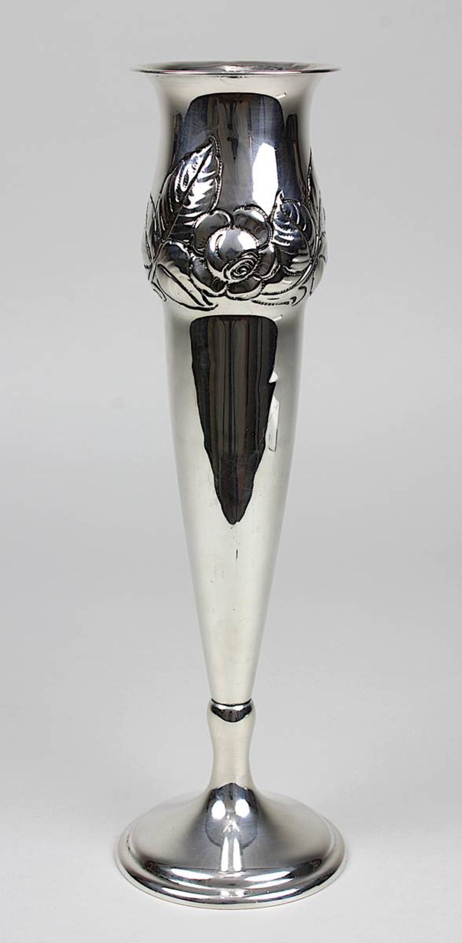 Vase aus 830er Silber, um 1930, hohe Kelchform, Schulter mit reliefiertem Rosendekor, im Boden geste - Bild 2 aus 2