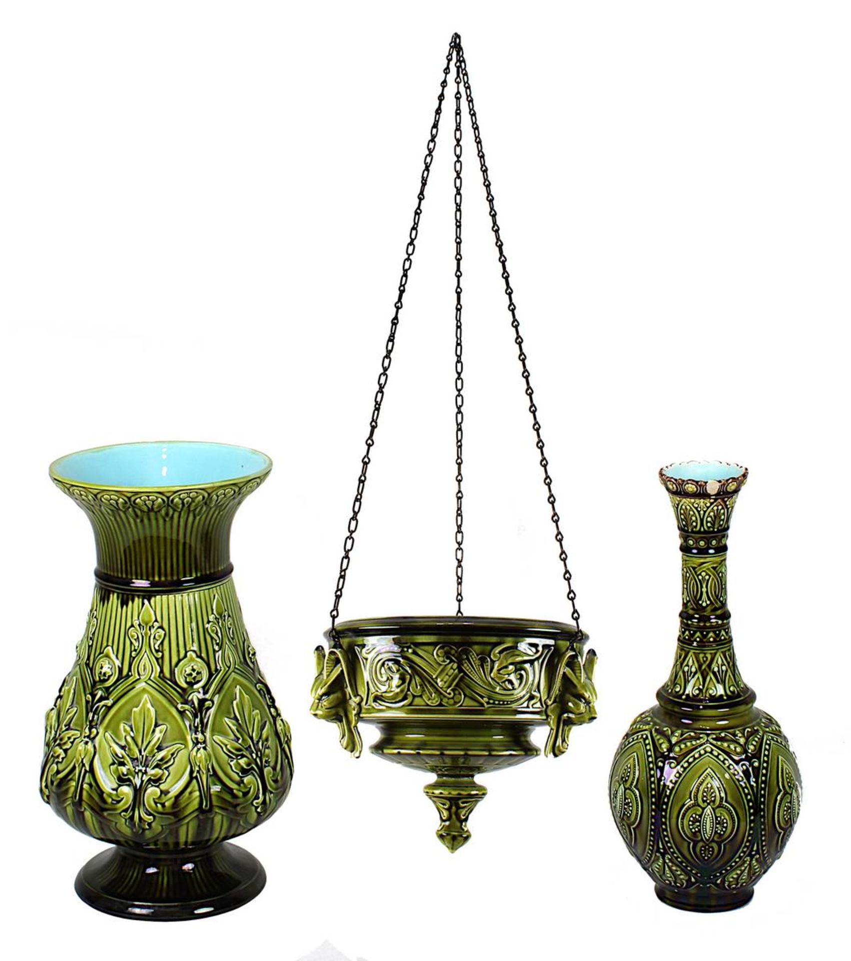 2 Historismus-Vasen und 1 Blumenampel, Sarreguemines um 1880, jew. Keramik heller Scherben, innen