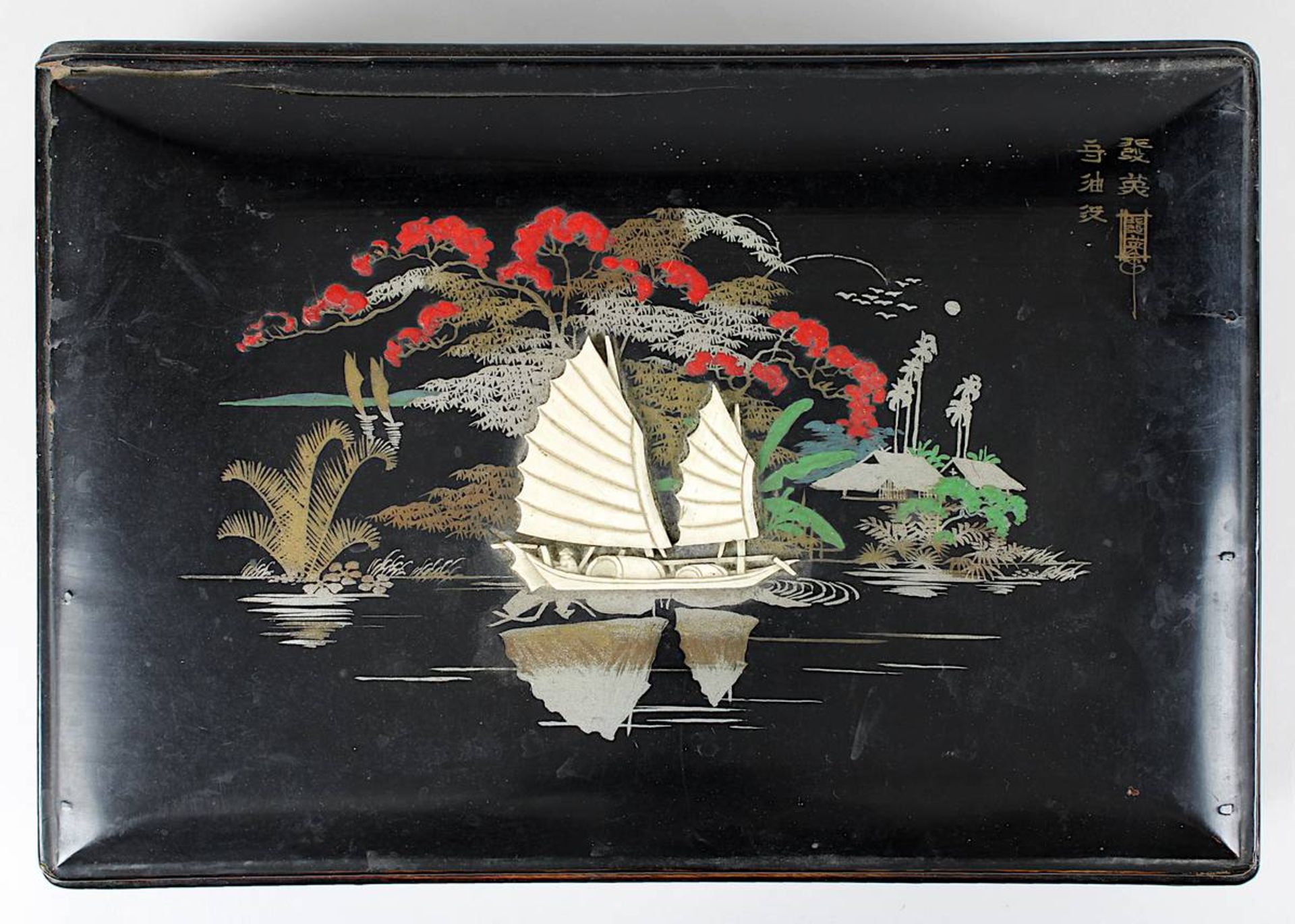 Lack-Schminkschatulle, China um 1900, schwarz lackiertes Holz, anscharnierter Deckel, mit gemaltem F - Bild 2 aus 3