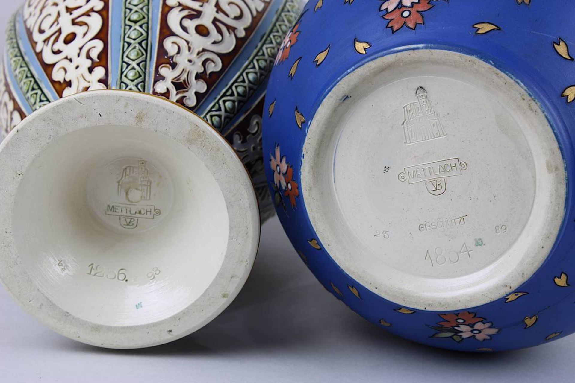 2 Villeroy & Boch-Vasen, Mettlach 1889 und 1893, Keramik: 1 mit Nr. 1834, bauchige Form mit langem - Image 3 of 3