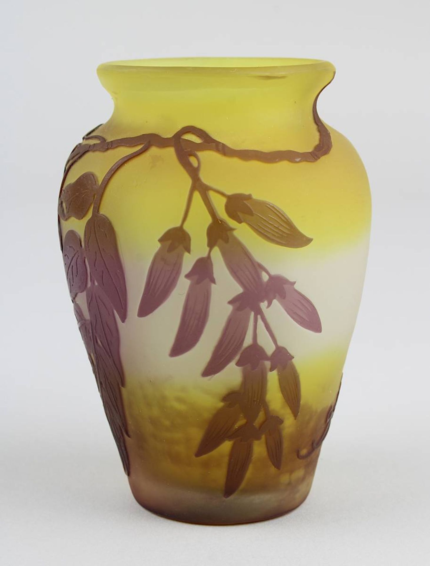 Gallé Jugendstil-Vase mit Glyziniendekor, Nancy 1906 - 1914, Klarglaskorpus, innen mit gelbem - Image 2 of 4