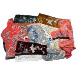 9 bestickte Textilfragmente, meist chinesische Seide, um 1900, bestehend aus: 6 Fragmente