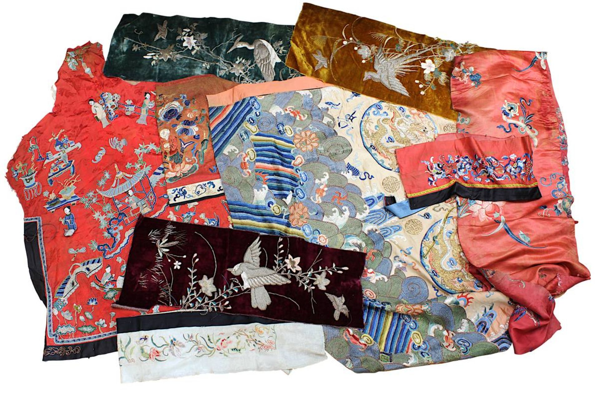 9 bestickte Textilfragmente, meist chinesische Seide, um 1900, bestehend aus: 6 Fragmente