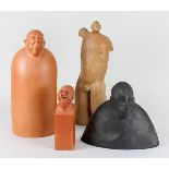 Vier Tonfiguren, 2. H. 20. Jh.: glockenförmige Stele mit Männerkopf, H: 34,5 cm; kleine Stele mit