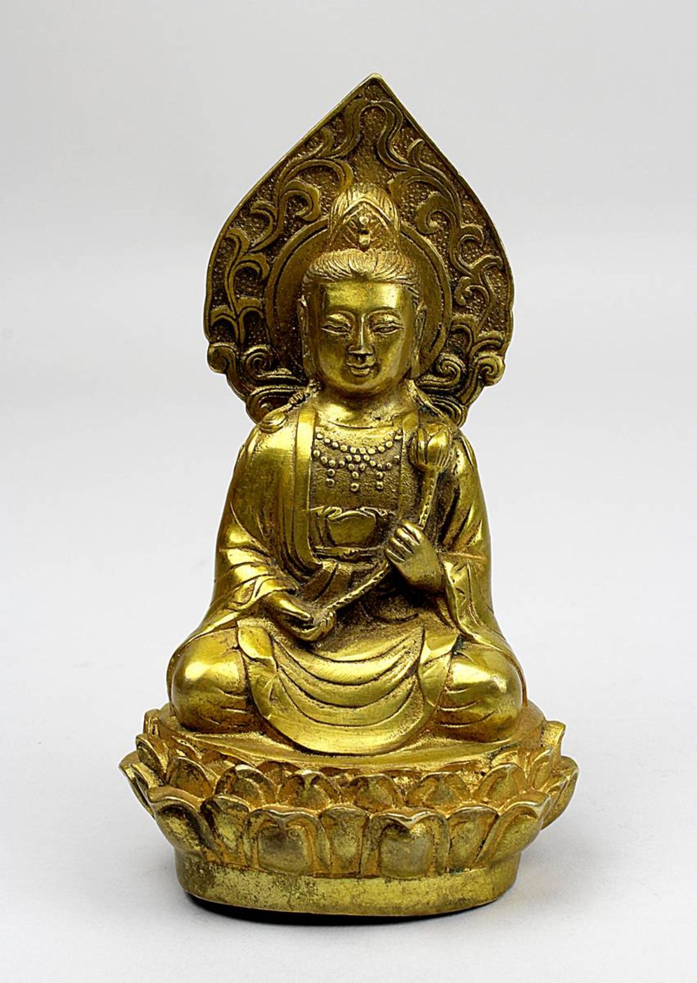 Chinesischer Buddha, 19. Jh., Bronze vergoldet, Buddha im Lotussitz auf Lotusblütensockel, in mediti - Bild 2 aus 5