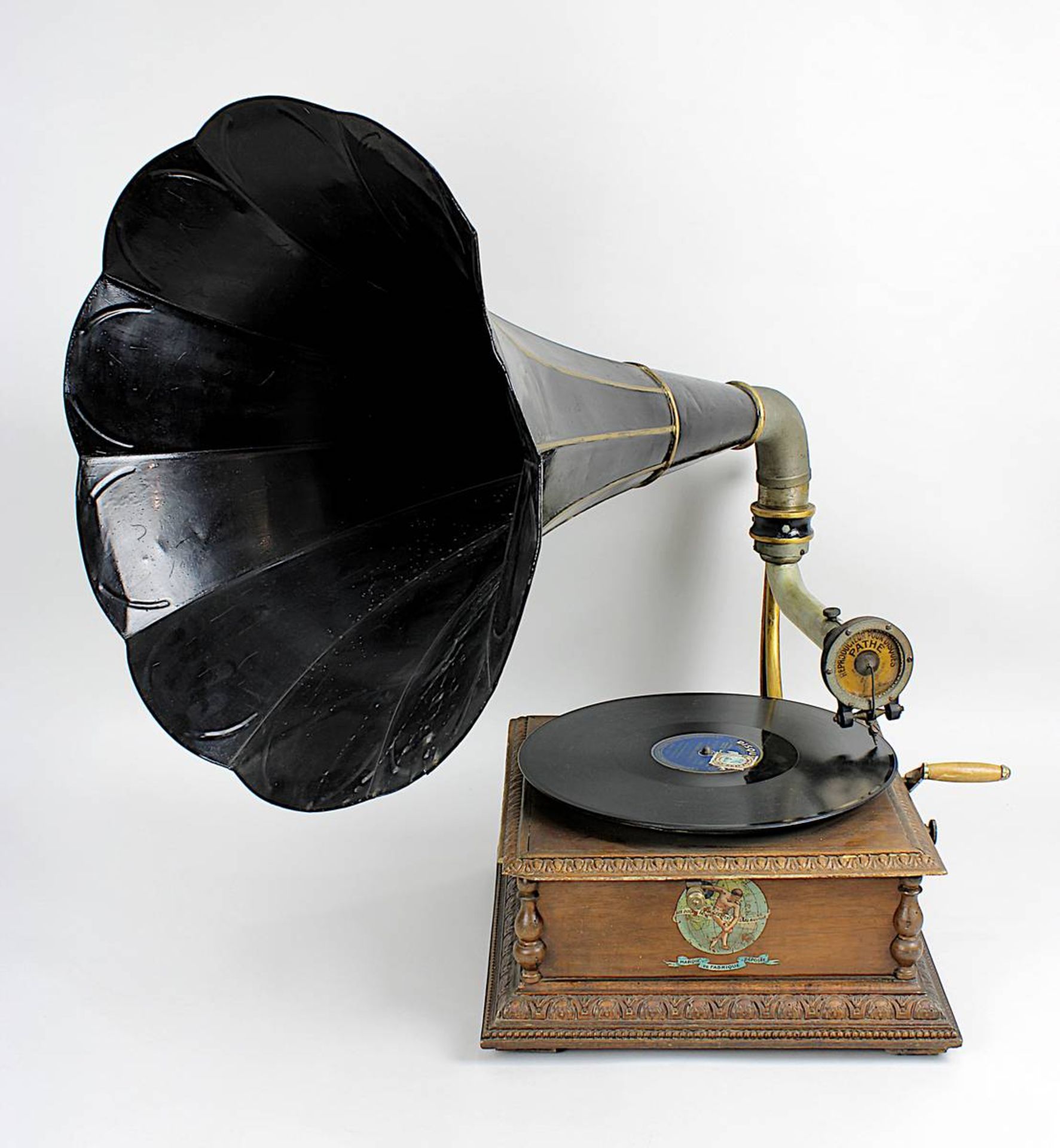 Pathé Trichter-Grammophon, Frankreich, J. Girard & Cie., um 1910, quadratischer Holzkasten mit