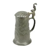 Jugendstil Bierkrug aus Zinn, deutsch um 1900, Wandung mit reliefierten Seerosen und Libellen,