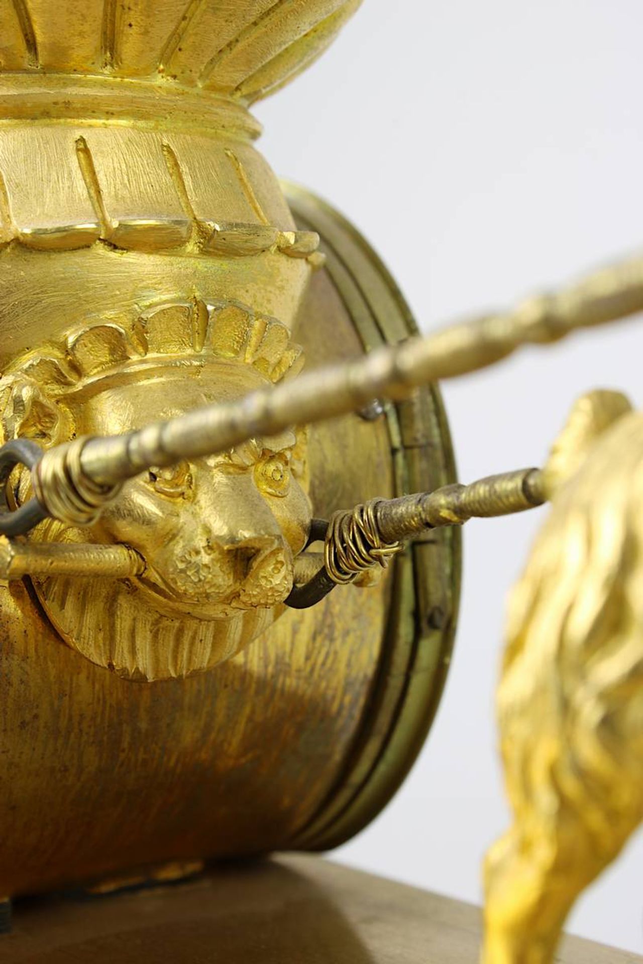 Empire-Bronzeuhr vergoldet, Gahäuse in Form eines zweirädrigen Streitwagens mit lenkendem Knaben und - Bild 7 aus 8