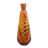 Gallé Jugendstil-Vase mit Farndekor, trichterförmiger Klarglaskorpus, innen braun orangefarbener