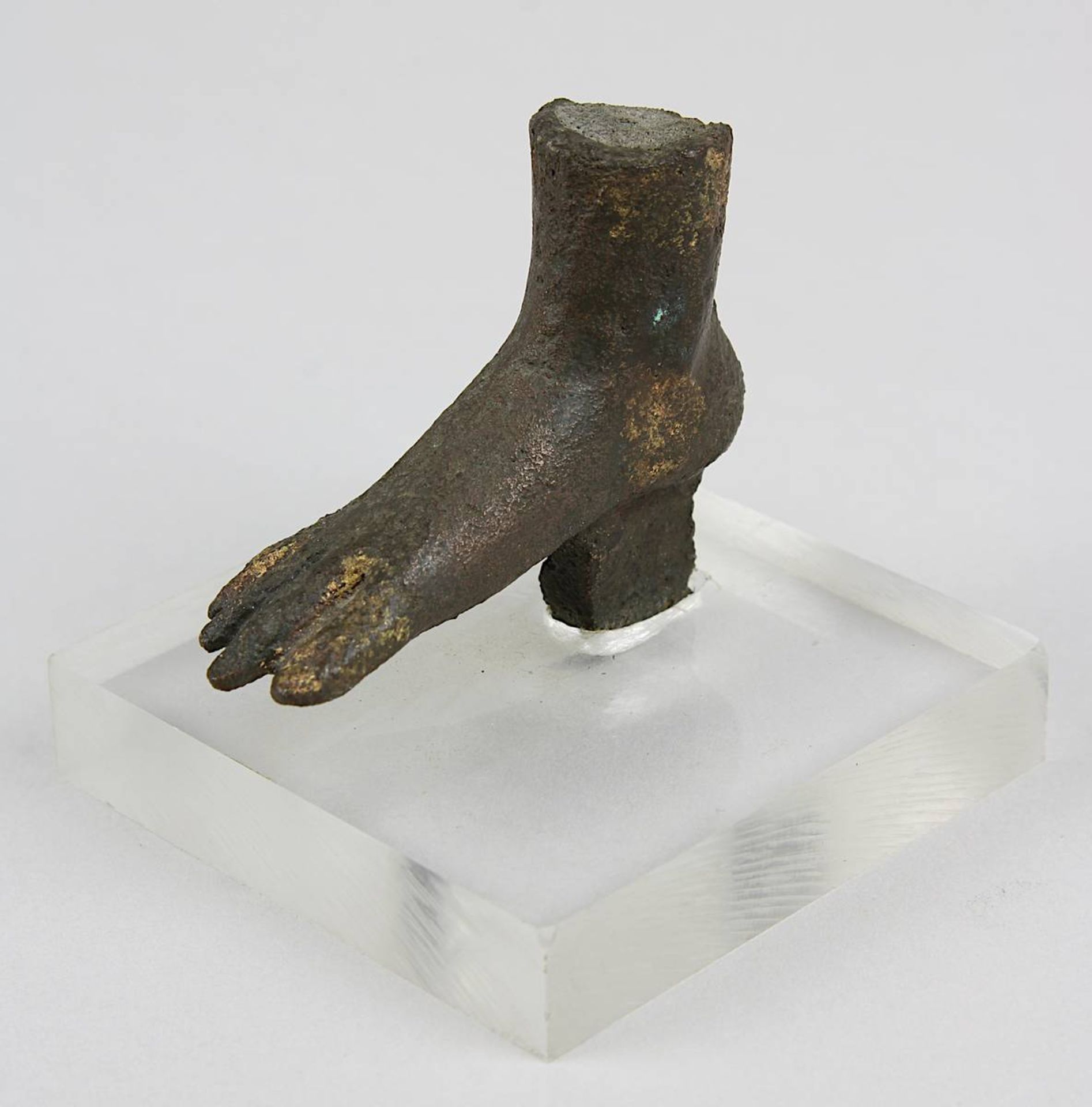 Fuß einer antiken Bronzefigur, unter der Ferse mitgegossener Zapfen zum Einlassen in eine Basis, Zeh - Bild 2 aus 2