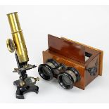 Stereoskop und Mikroskop, deutsch um 1890, Stereoskop aus Holz mit Metalllinsen und Glasscheibe, H 8