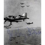 Ungedeuteter dt. Jagdflieger im II WK, Photoreproduktion mit Flugzeugdarstellungen der Ju-87, mit