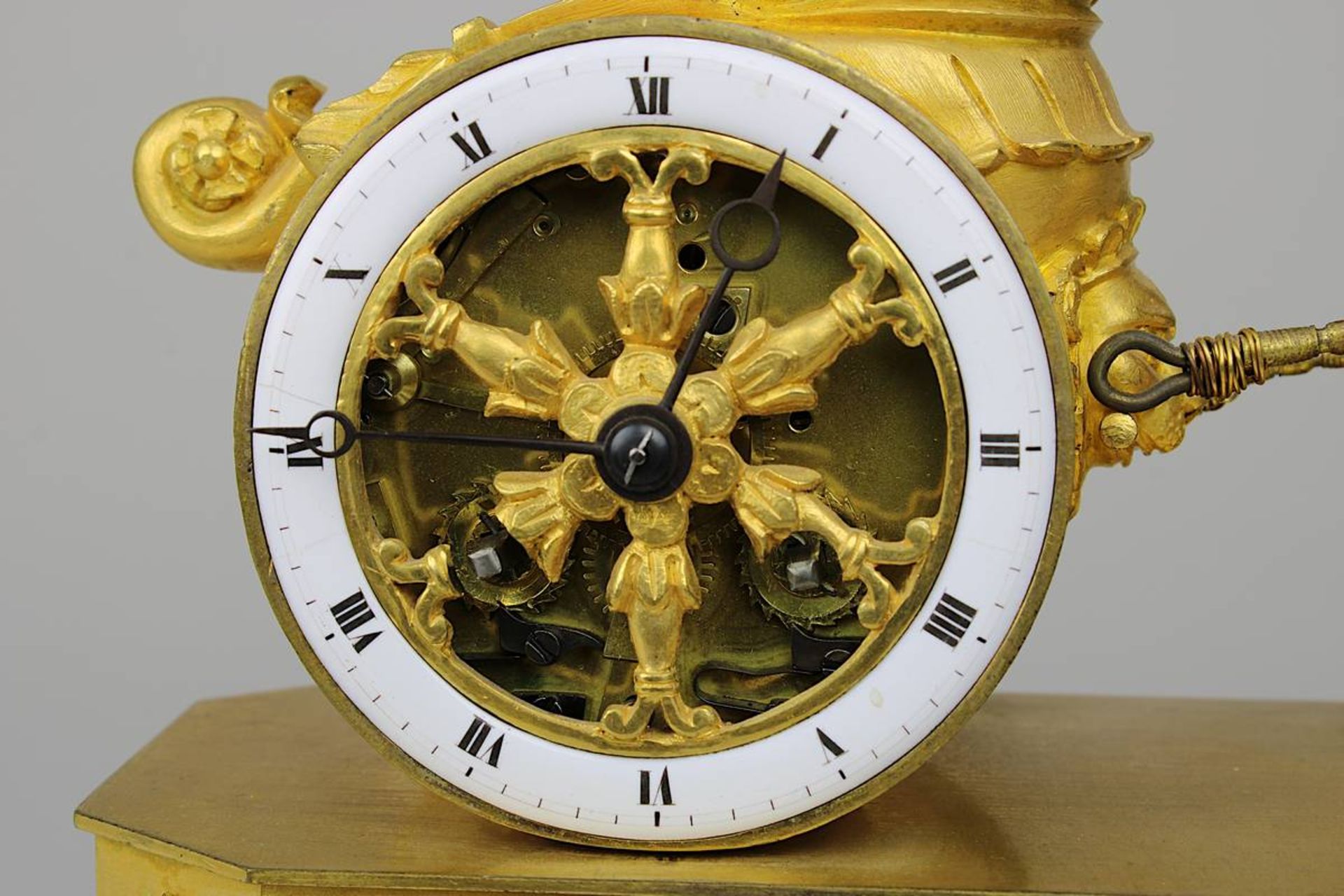 Empire-Bronzeuhr vergoldet, Gahäuse in Form eines zweirädrigen Streitwagens mit lenkendem Knaben und - Bild 5 aus 8