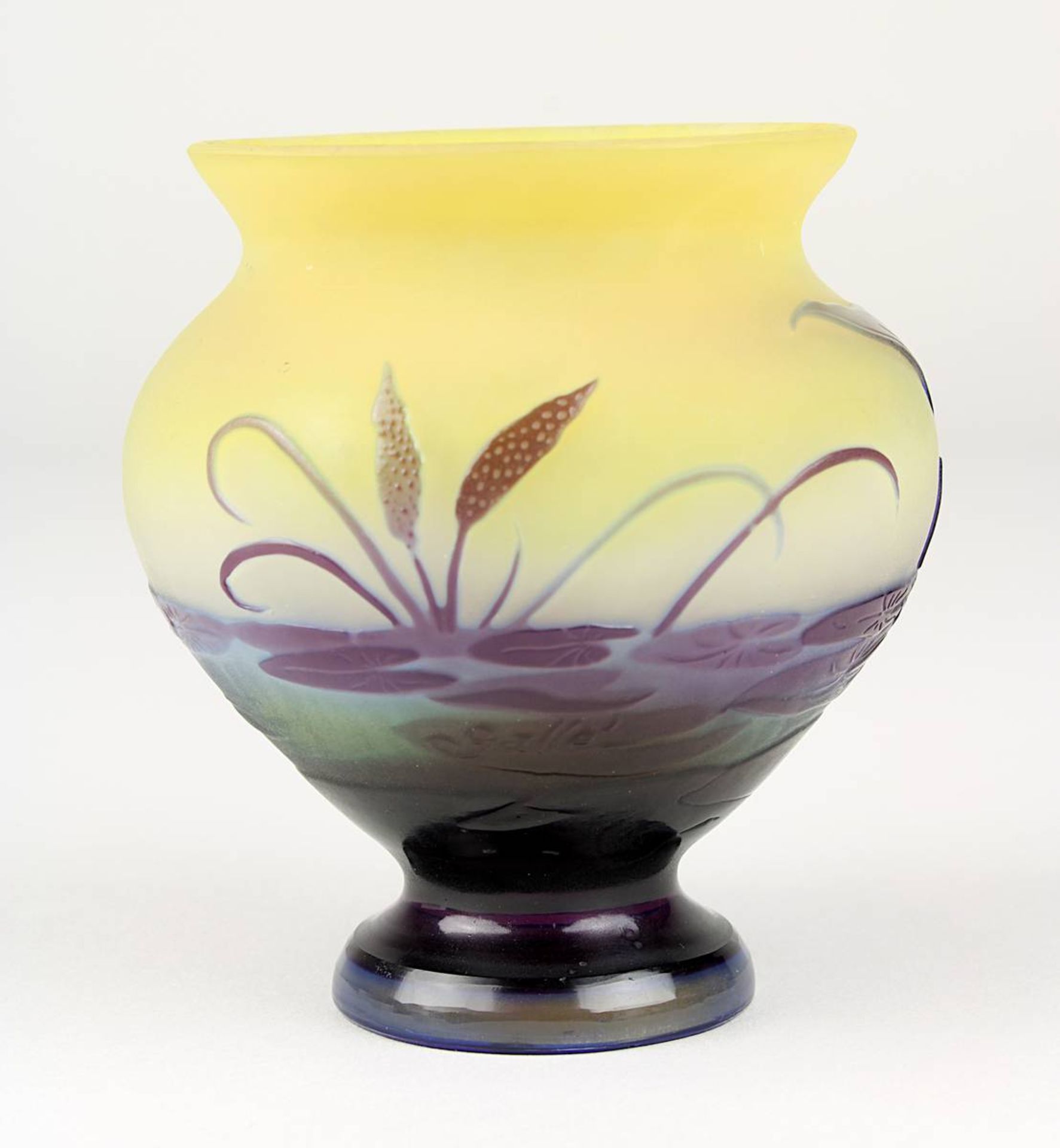 Kleine Gallé Jugendstil-Vase mit Seerosendekor, Nancy 1906-14, runder Klarglaskorpus, innen mit - Image 3 of 4