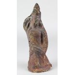 Antike Hohlfigur aus rotem Ton, wohl Indien, weibliche Figur mit erhobener rechter Hand, etwas auf