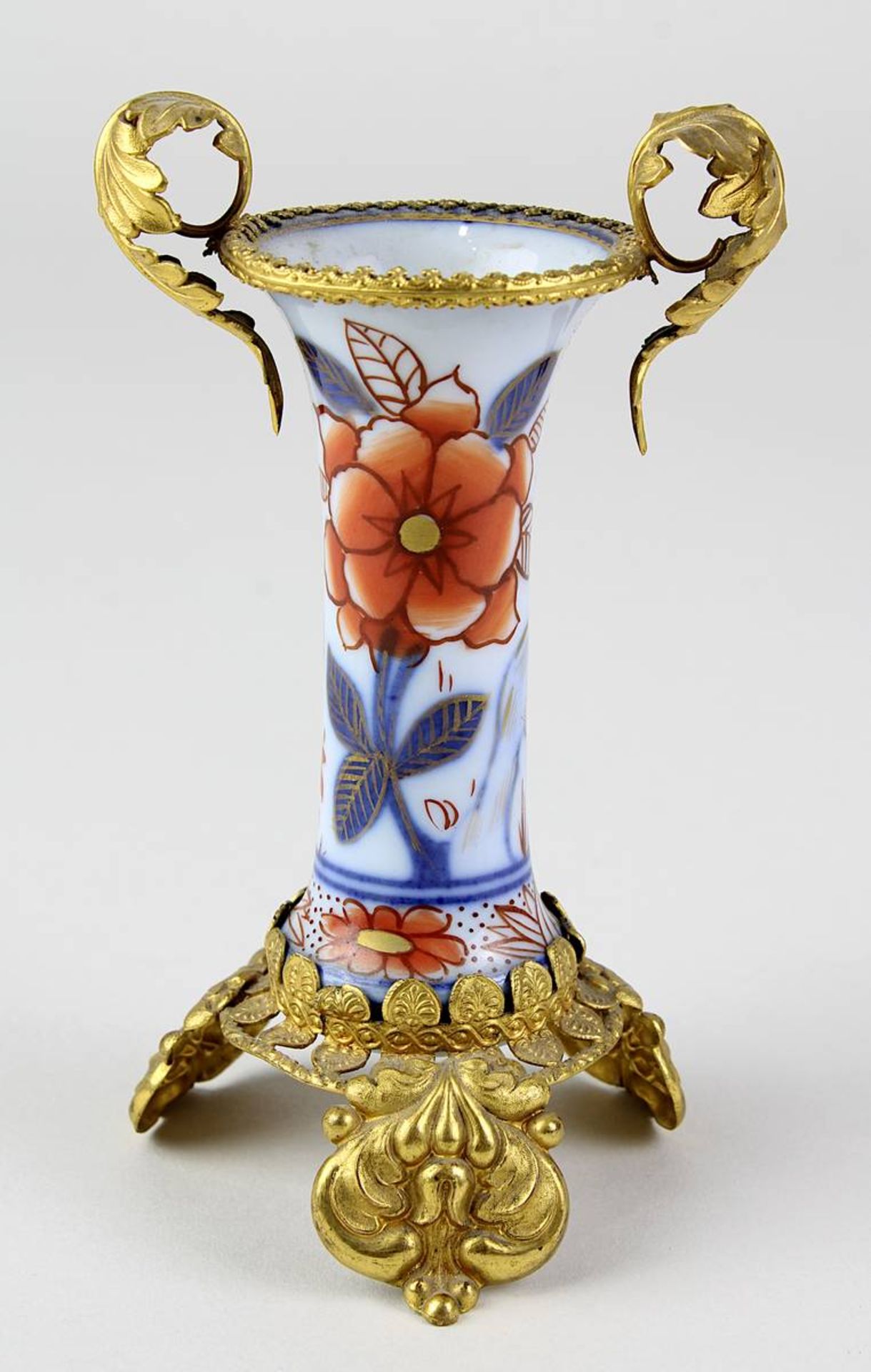 Imari Miniatur-Porzellanvase, Japan 1. H. 19. Jh., mit vergoldeter Messingmontur Frankreich Ende 19.