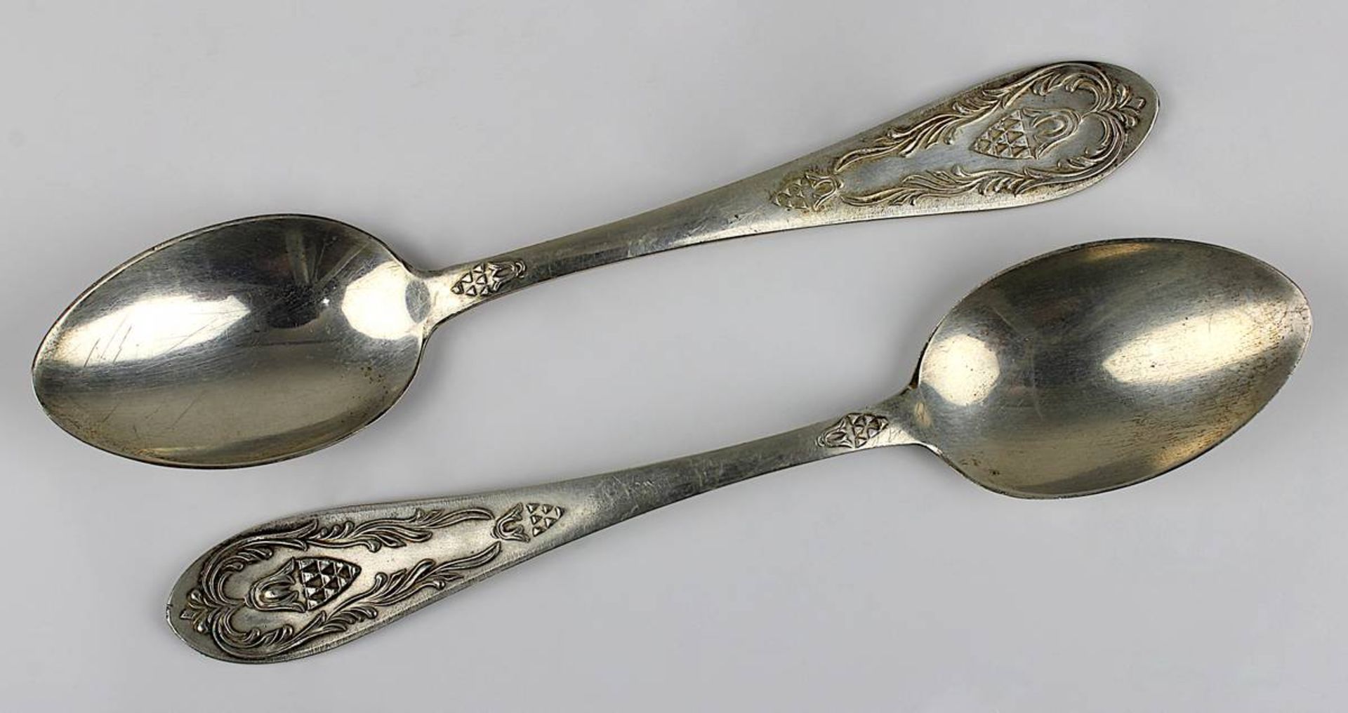 Zwei russische Silber-Löffel, nach 1957, Esslöffel, Griff mit reliefiertem floralem Dekor, L 17,5