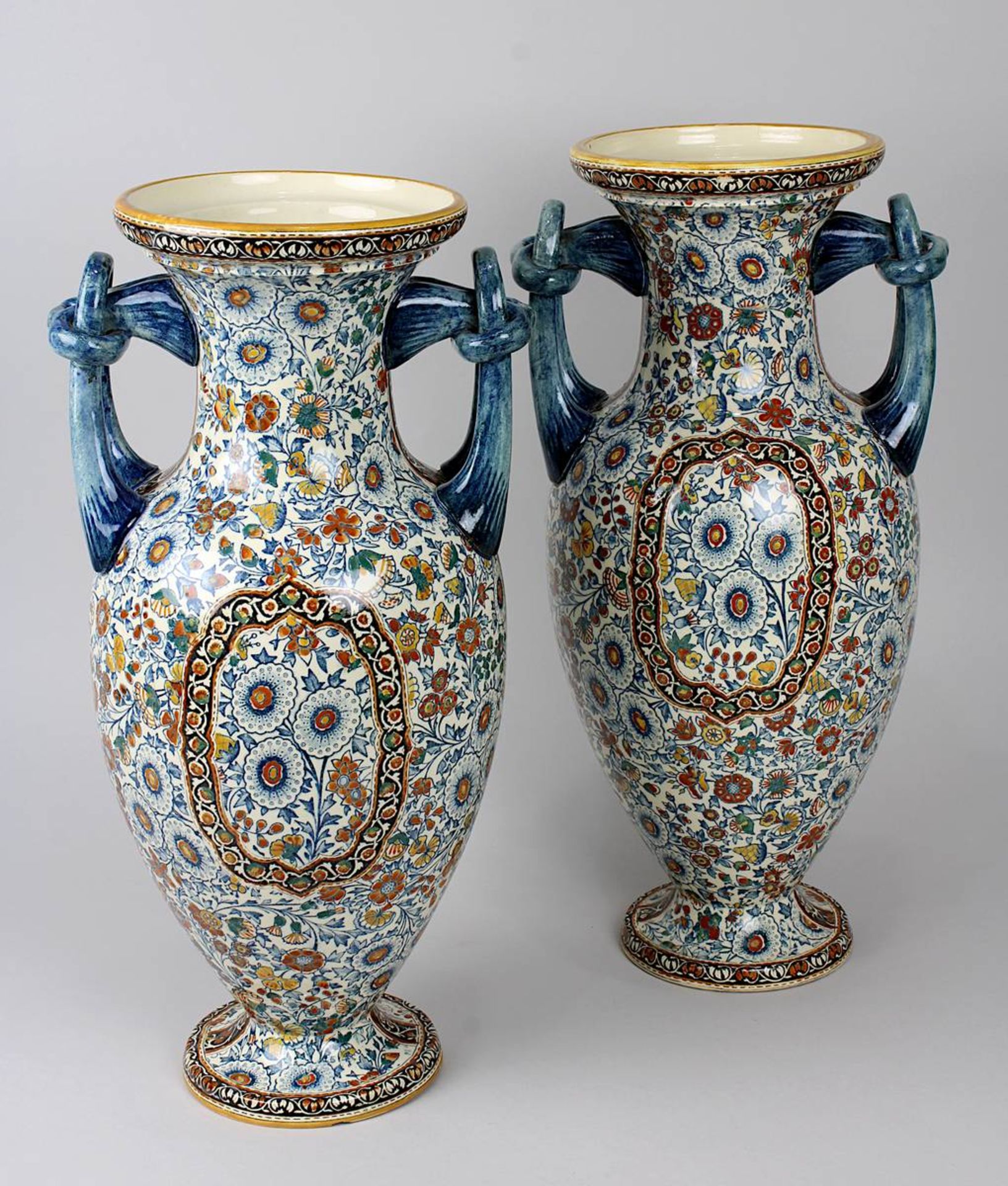 Paar Keramik-Henkelvasen, Gien, Frankreich um 1890, Keramik heller Scherben, Dekor im farbig