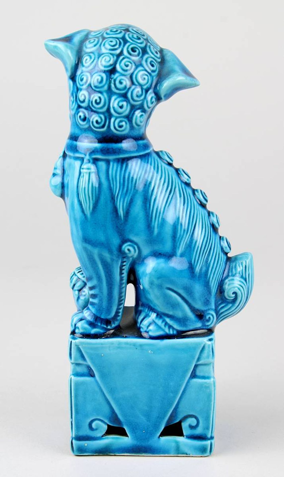 Kleiner Fo-Hund aus Porzellan, China 20. Jh., Porzellan, weißer Scherben, türkisblau glasiert, - Image 3 of 4