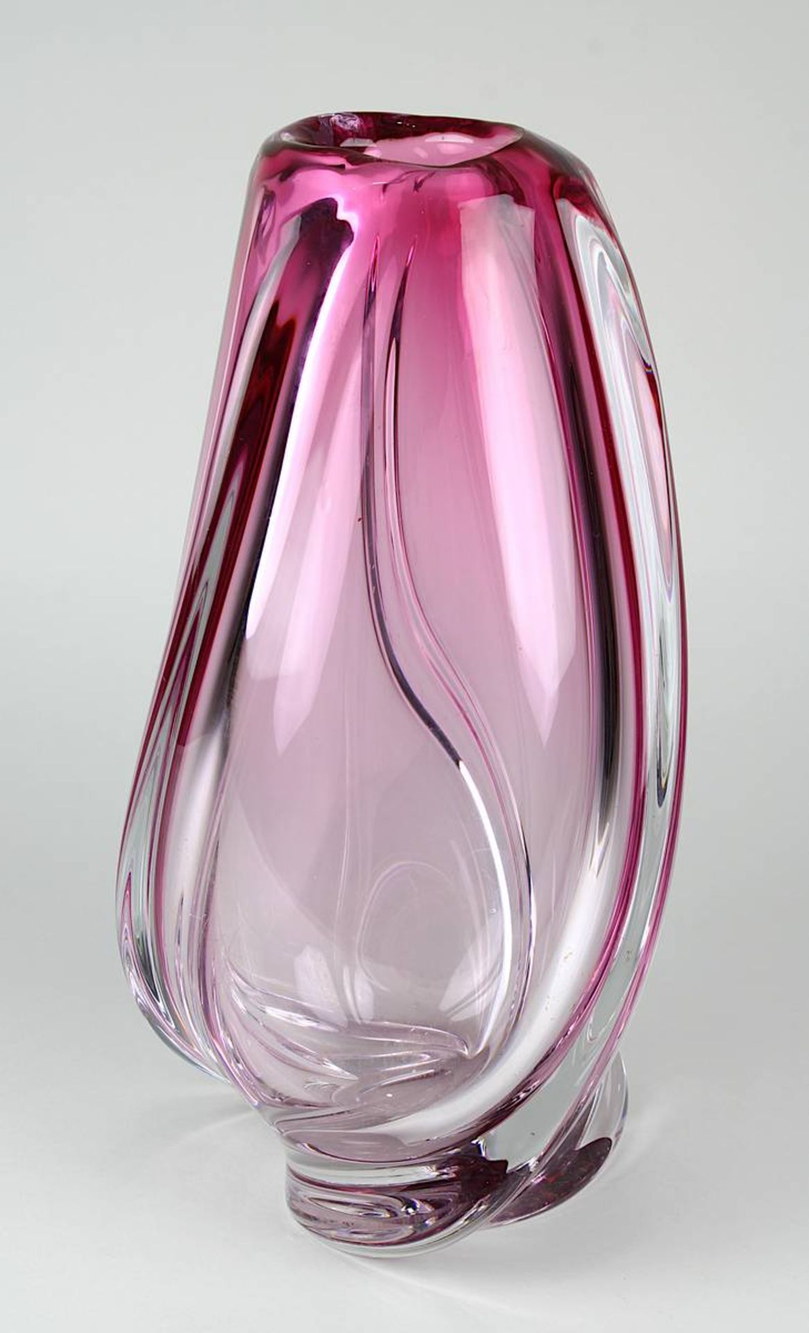 Große Vase Val-Saint-Lambert, Belgien um 1960, frei geformtes klares Kristallglas mit rosafarbenem - Image 2 of 3