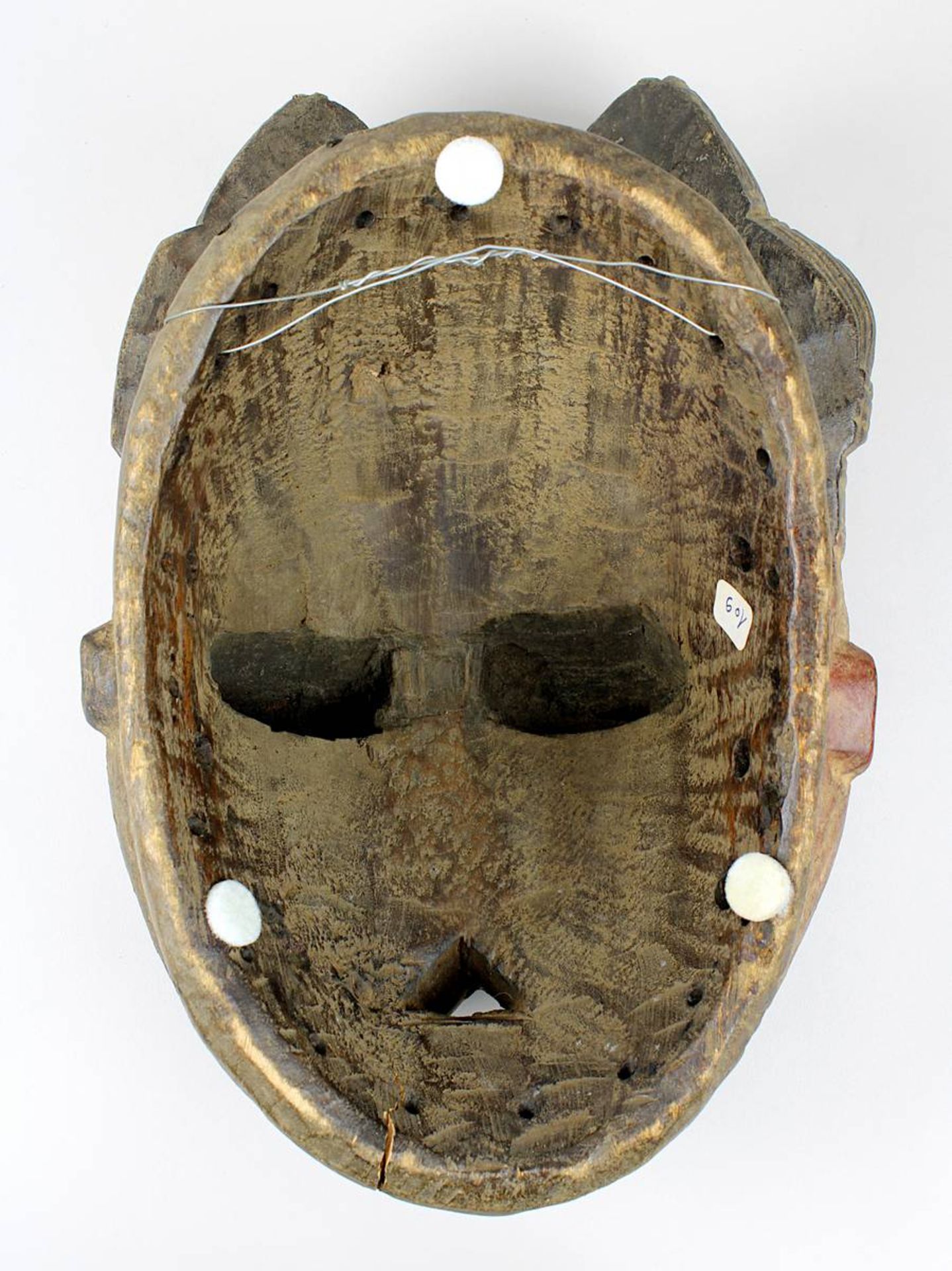 Mblo Zwillingsmaske der Baule, Côte d'Ivoire, Holz geschnitzt, partiell mit Kaolin (in Resten) gefär - Bild 2 aus 2