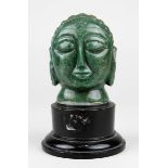 Buddha-Kopf aus Aventurin geschnitzt, Indien um 1920, nachträglich auf älteren europäischen