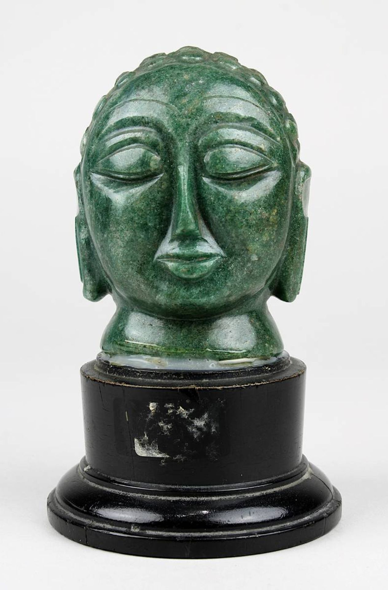 Buddha-Kopf aus Aventurin geschnitzt, Indien um 1920, nachträglich auf älteren europäischen Holzsock